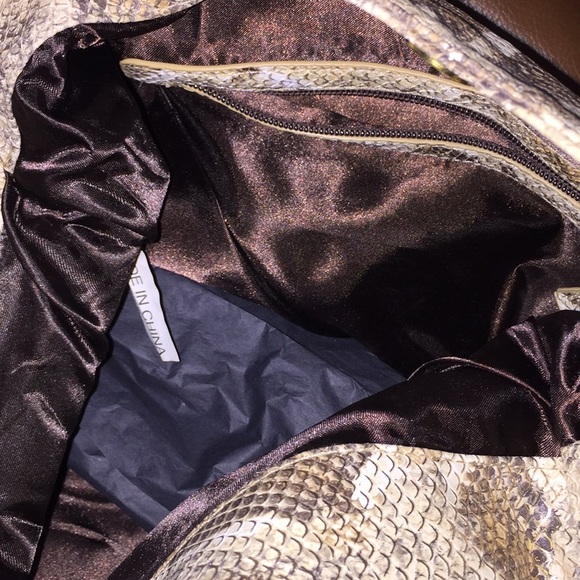 Vegan Leather Shoulder Bag🤩 - Picture 3 of 5